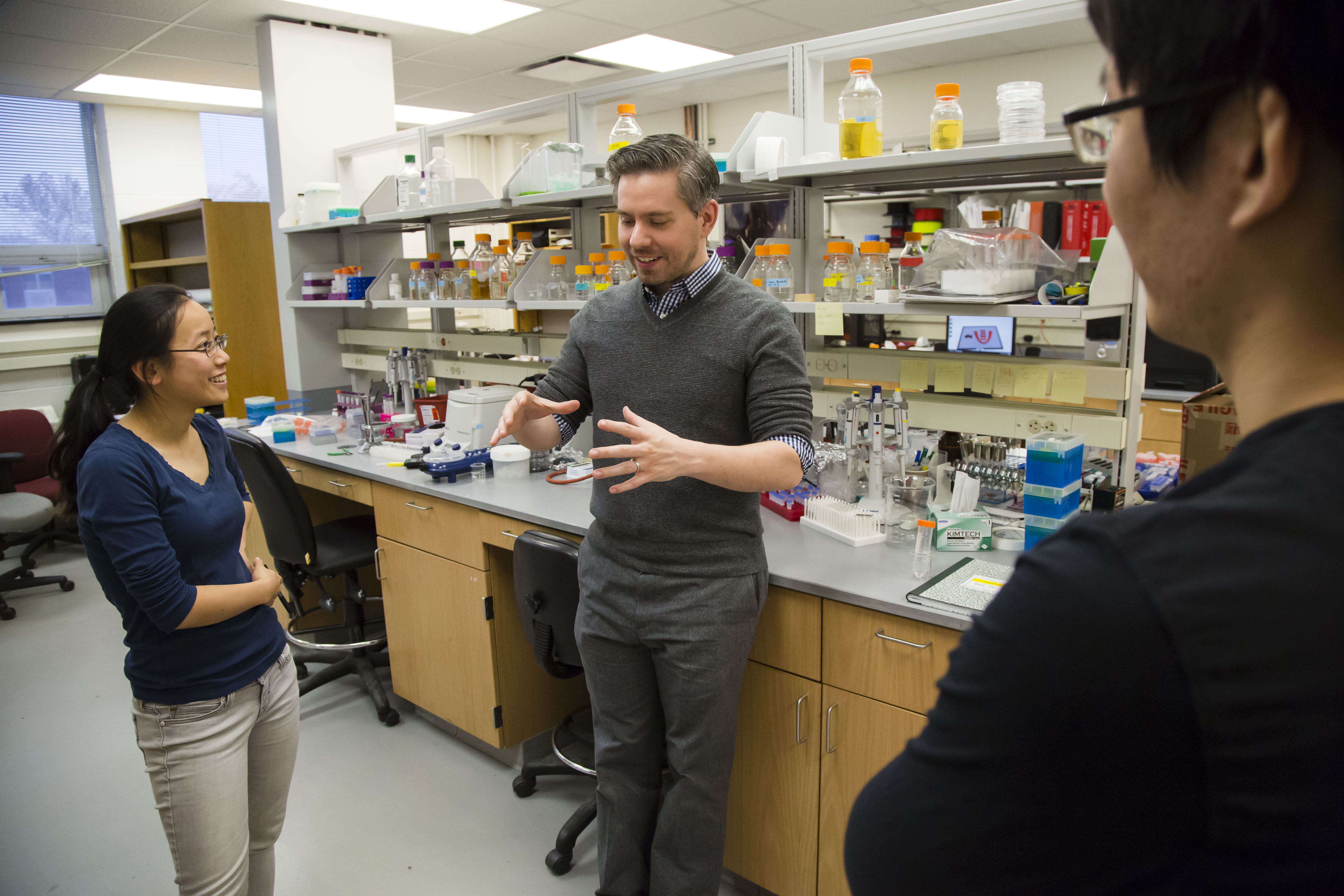 University of Illinois Assistant Professor of Physics Thomas E. Kuhlman discusses upcoming experiments with graduate students Gloria Lee and Hyuneil Kim in his laboratory at the Center for the Physics of Living Cells. Photo by L. Brian Stauffer, University of Illinois at Urbana-Champaign