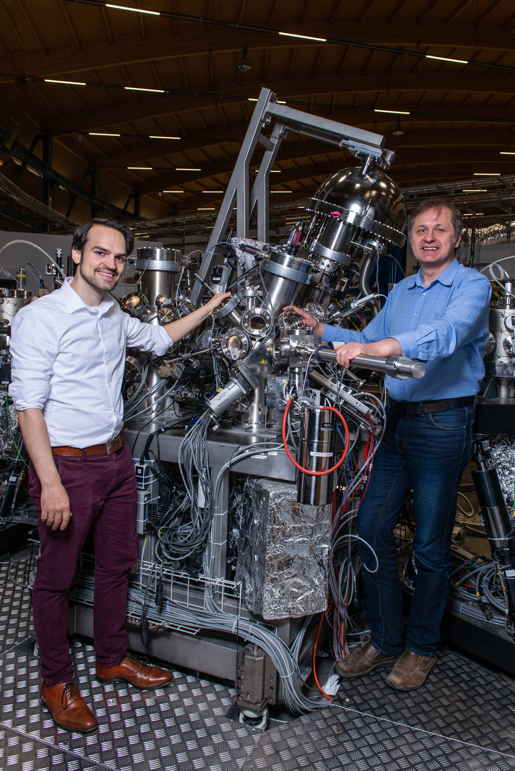 Niels Schr&ouml;ter (left) and Vladimir Strocov at their experimental station in the Swiss Light Source SLS at PSI. Photo credit: Paul Scherrer Institute/Mahir Dzambegovic