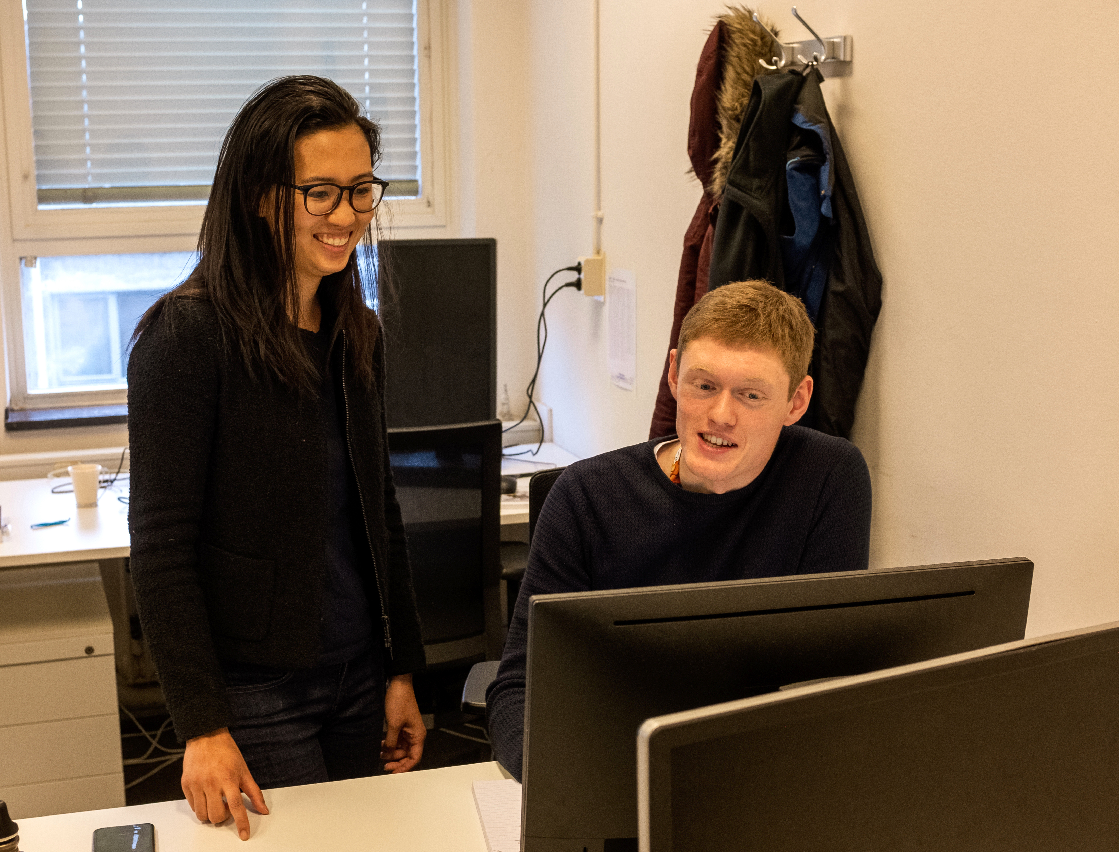 Professor Angela Kou discusses device simulations with graduate student Lukas Splitthoff.