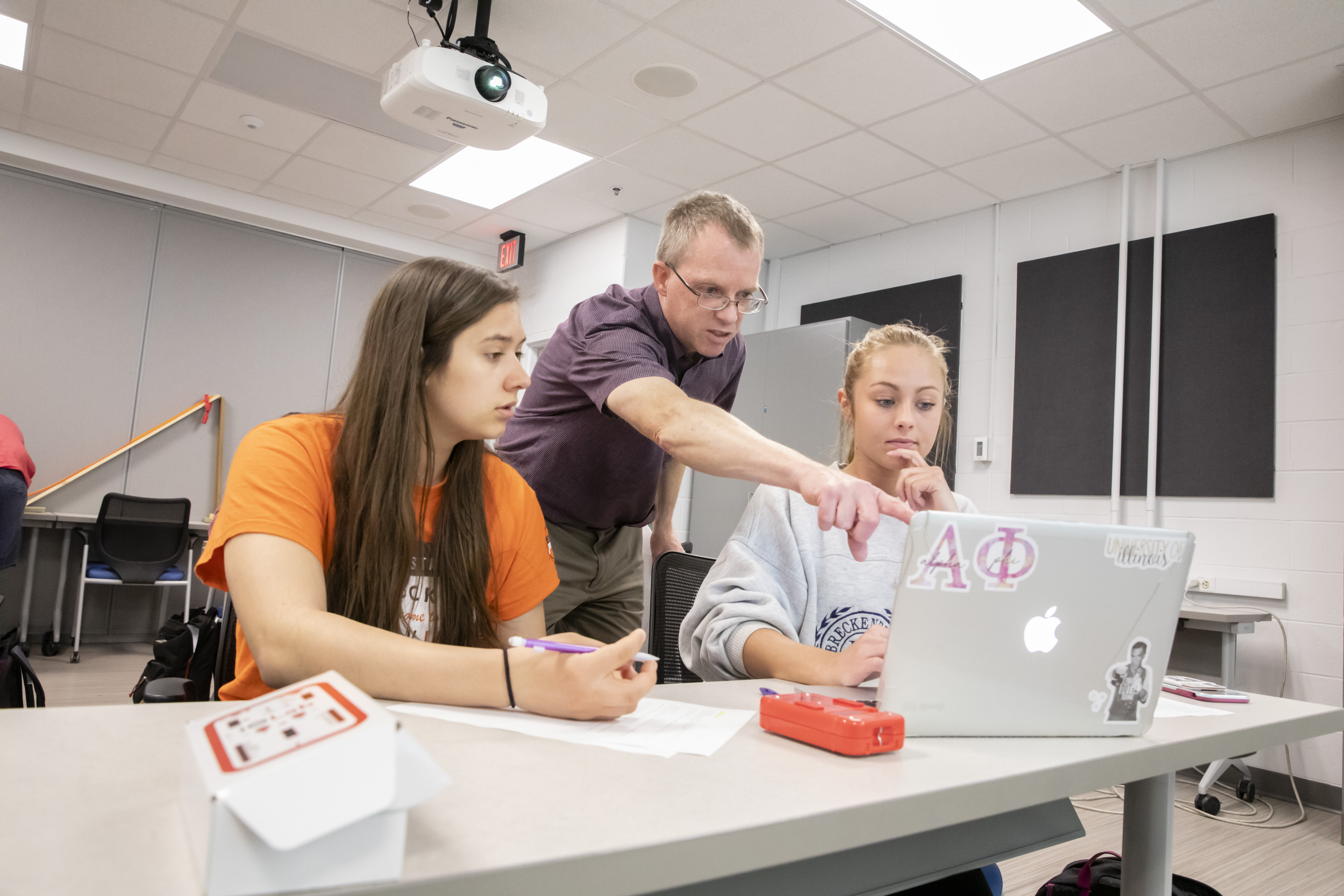 University of Illinois coordinator of physics teacher development Morten Lundsgaard trains student learning assistants in Fall 2019. Photo by L. Brian Stauffer, University of Illinois at Urbana-Champaign