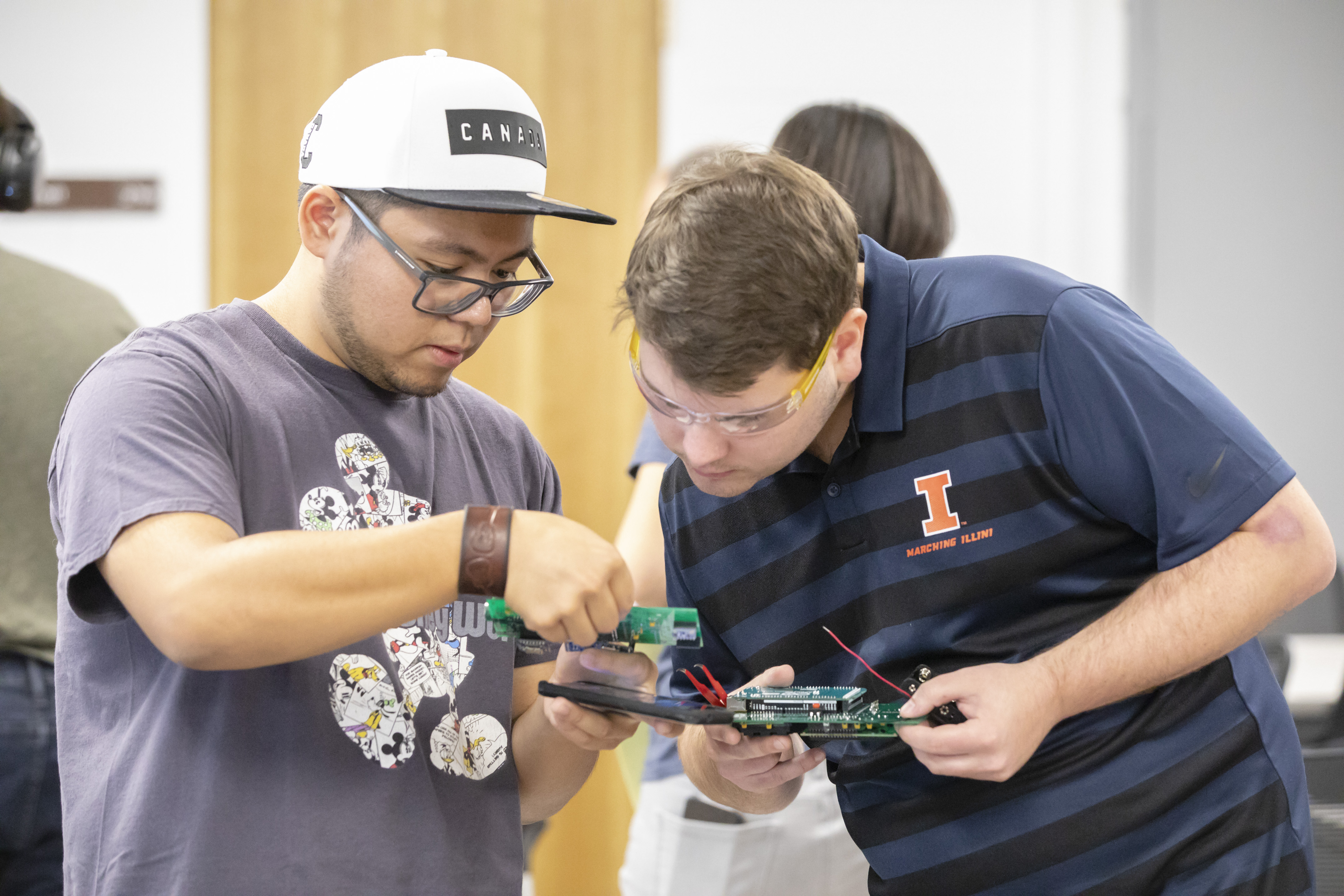 Illinois Physics undergraduate students work together to solve design challenges presented by their semester-long projects in PHYS 398DLP Design Like a Physicist. The  newly launched M.Eng. in Applied Physics and Instrumentation degree program will deliver instruction at a more sophisticated level, and include professional development in its curriculum, for students pursuing a career in R&D. Photo by L. Brian Stauffer, University of Illinois Urbana-Champaign